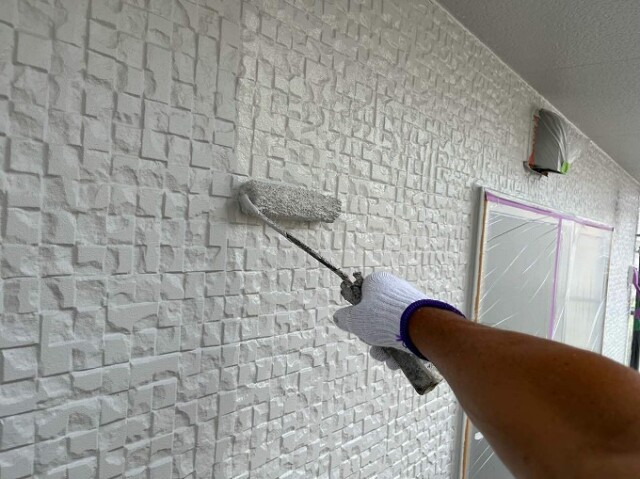 外壁サイディング<br />
（上塗り塗装）<br />
<br />
より強靭な塗膜を形成して、耐候性や仕上がりを良くするため、もう一度塗装を施します。<br />
